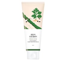 Успокаивающая пенка для умывания с полынью Round Lab Mugwort Calming Cleanser